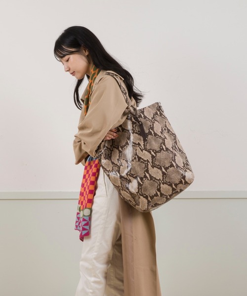 marco masi(マルコマージ)の「【MARCO MASI/マルコ・マージ】パイソン柄 ラージ トートバッグ(トートバッグ・レディース・シルバー/パイソン・FREE)」の10枚目の写真