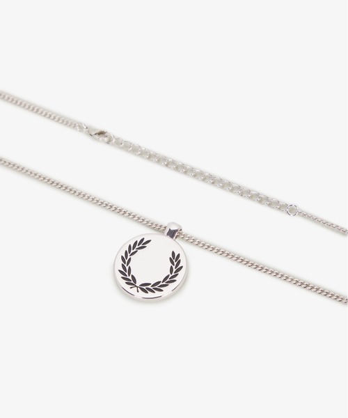 FRED PERRY（フレッドペリー）の「Laurel Wreath Pendant Necklace／ローレルリースペンダントネックレス（ネックレス・レディース・ゴールド/シルバー・ONE SIZE）」の10枚目の写真