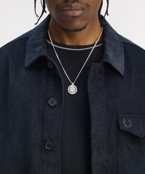 FRED PERRY（フレッドペリー）の「Laurel Wreath Pendant Necklace／ローレルリースペンダントネックレス（ネックレス・レディース・ゴールド/シルバー・ONE SIZE）」の12枚目の写真