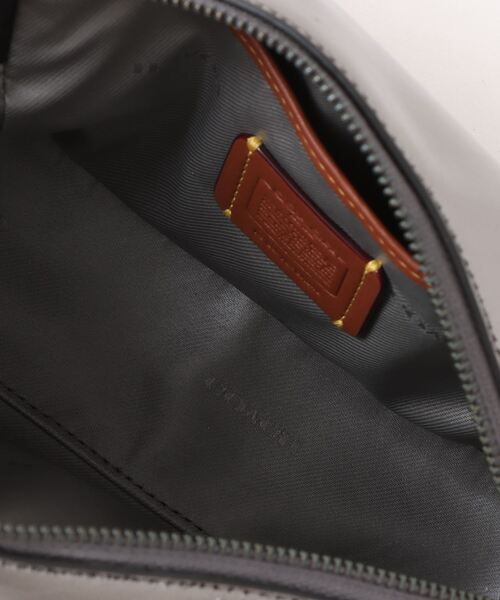 COACH（コーチ）の「エッセンシャル コスメティック ポーチ（ポーチ・レディース・シルバー系その他・ONE）」の3枚目の写真