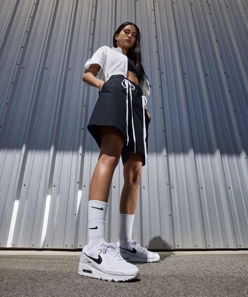 NIKE（ナイキ）の「ナイキ エア マックス 90 ウィメンズシューズ / Nike Air Max 90 Women's Shoes DH8010-101 White（スニーカー・レディース・ホワイト系その他2・22/22.5/23/23.5/24/24.5/25/25.5/26/26.5/27/27.5/28/28.5/29）」の3枚目の写真