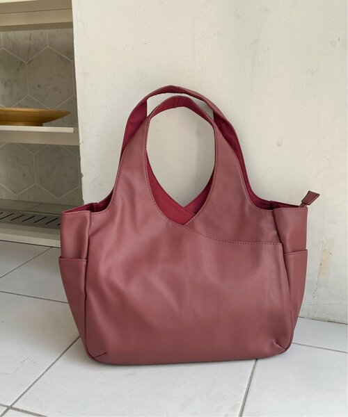 LBC（エルビーシー）の「フェイクレザークリテバッグ（トートバッグ・レディース・イエロー/ベージュ/ブラック/シルバー/ボルドー・FREE）」の4枚目の写真