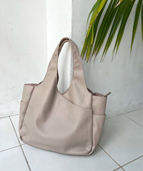 LBC（エルビーシー）の「フェイクレザークリテバッグ（トートバッグ・レディース・イエロー/ベージュ/ブラック/シルバー/ボルドー・FREE）」の2枚目の写真