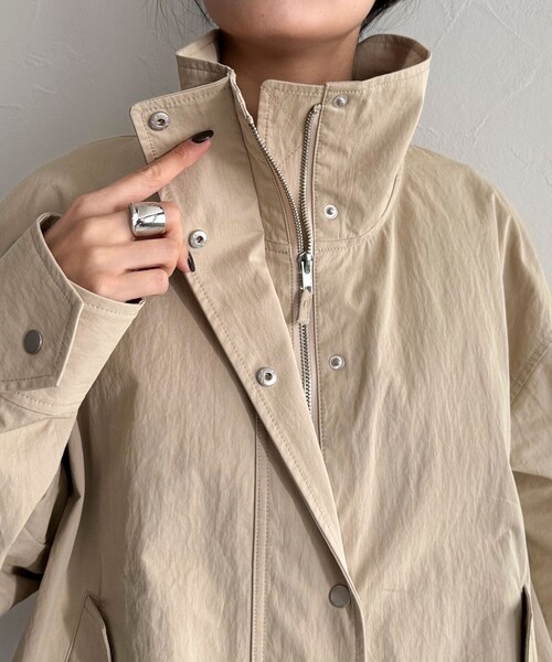 fredy emue（フレディエミュ）の「ミドル丈スタンドZIPブルゾン（ブルゾン・レディース・ベージュ/ブラック・38）」の15枚目の写真