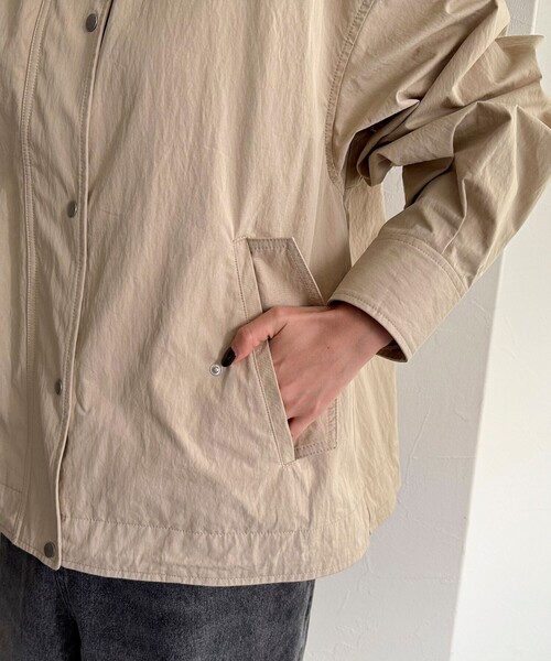 fredy emue（フレディエミュ）の「ミドル丈スタンドZIPブルゾン（ブルゾン・レディース・ベージュ/ブラック・38）」の17枚目の写真