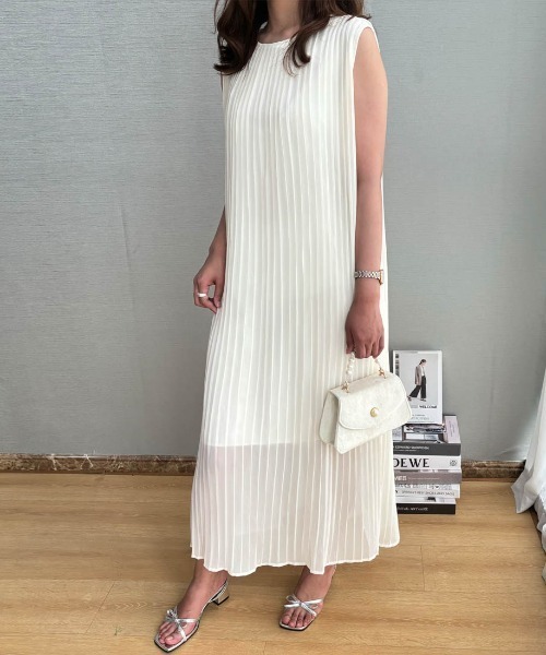 Forcement(フォースメント)の「上品プリーツノースリーブロングワンピース(ワンピース・レディース・オフホワイト/ブラック/ネイビー・ONESIZE)」の2枚目の写真