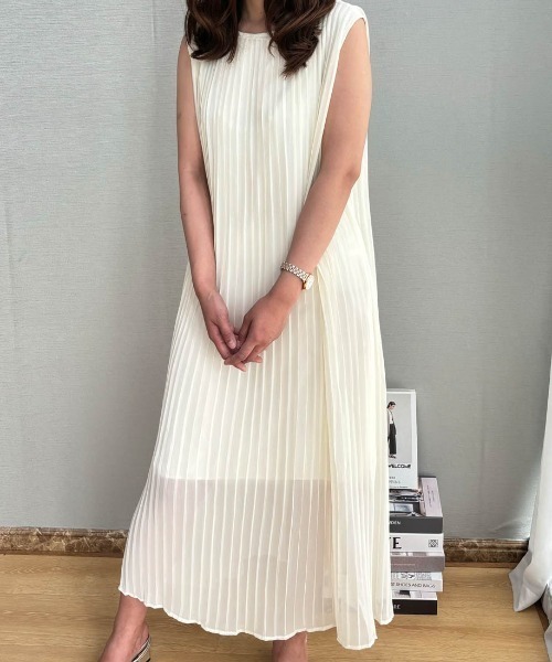 Forcement(フォースメント)の「上品プリーツノースリーブロングワンピース(ワンピース・レディース・オフホワイト/ブラック/ネイビー・ONESIZE)」の5枚目の写真
