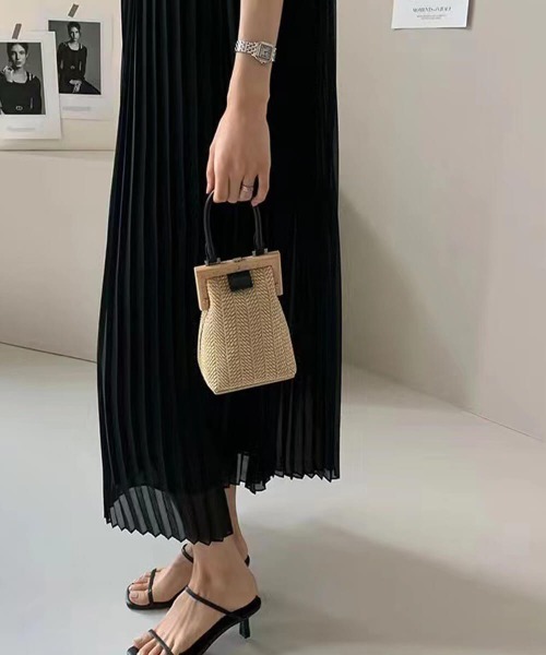 Forcement(フォースメント)の「上品プリーツノースリーブロングワンピース(ワンピース・レディース・オフホワイト/ブラック/ネイビー・ONESIZE)」の17枚目の写真