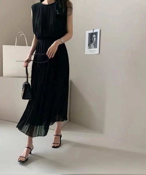 Forcement(フォースメント)の「上品プリーツノースリーブロングワンピース(ワンピース・レディース・オフホワイト/ブラック/ネイビー・ONESIZE)」の15枚目の写真
