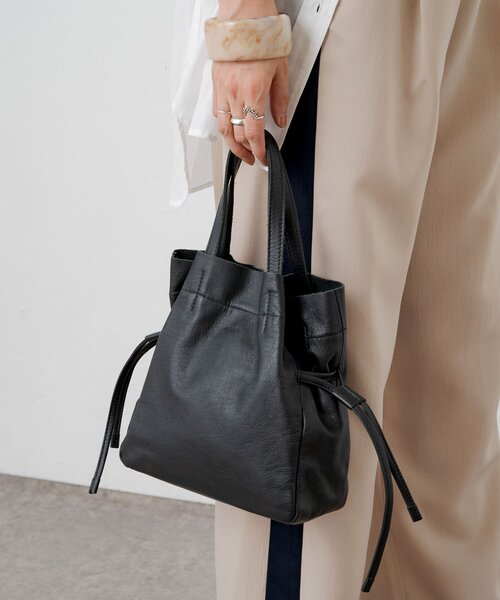 Omekashi（オメカシ）の「ROROL レザーミニ巾着トート（ショルダーバッグ・レディース・ブラック/シルバー/オフホワイト・ONE SIZE）」の14枚目の写真