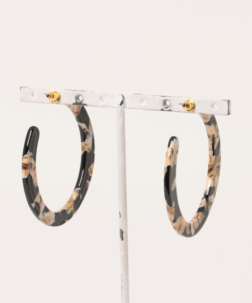 big metal london(ビッグメタルロンドン)の「【金属アレルギー対応】モチーフ ピアス Olivia Semi Cut Out Resin Hoop(ピアス(両耳用)・レディース・オレンジ系その他/ベージュ系その他/ブルー系その他・FREE)」の4枚目の写真
