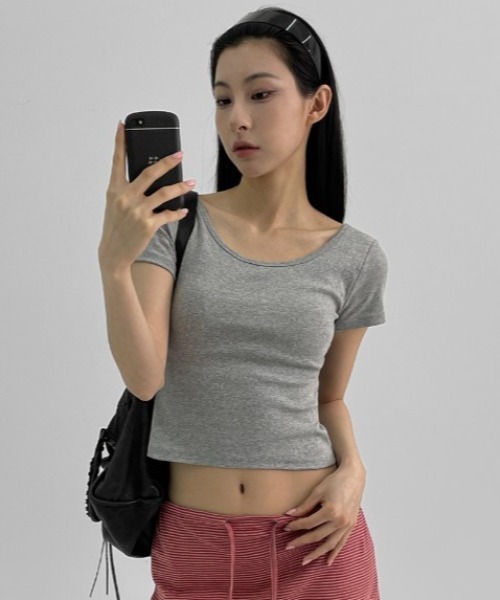 BLACKUP（ブラックアップ）の「[MADE] イージーバックオープン半袖Tシャツ (カップ付き)（Tシャツ/カットソー・レディース・グレイッシュベージュ/アイボリー/ブラック/グレー・SMALL/MEDIUM）」の3枚目の写真