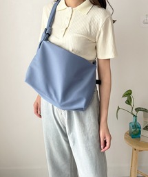 こう見えて収納力もしっかり!ワンショルダーソフトバッグ