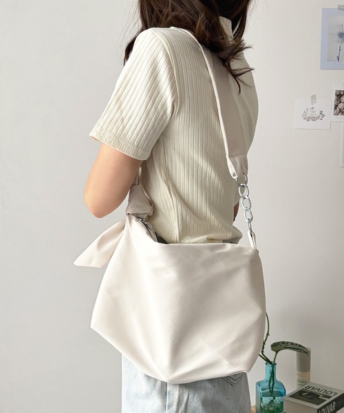 Dewlily(デューリリー)の「こう見えて収納力もしっかり!ワンショルダーソフトバッグ(ショルダーバッグ・レディース・グリーン/ブルー/アイボリー/ブラック・FREE)」の1枚目の写真