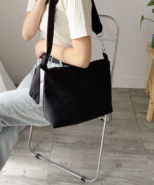 Dewlily(デューリリー)の「こう見えて収納力もしっかり!ワンショルダーソフトバッグ(ショルダーバッグ・レディース・グリーン/ブルー/アイボリー/ブラック・FREE)」の2枚目の写真