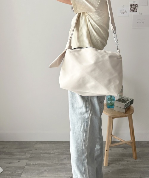 Dewlily(デューリリー)の「こう見えて収納力もしっかり!ワンショルダーソフトバッグ(ショルダーバッグ・レディース・グリーン/ブルー/アイボリー/ブラック・FREE)」の10枚目の写真