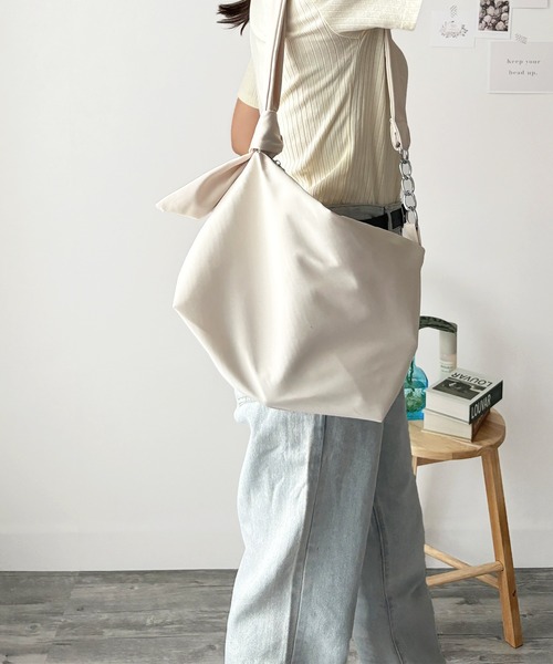Dewlily(デューリリー)の「こう見えて収納力もしっかり!ワンショルダーソフトバッグ(ショルダーバッグ・レディース・グリーン/ブルー/アイボリー/ブラック・FREE)」の9枚目の写真
