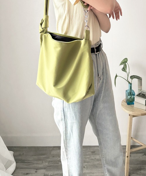 Dewlily(デューリリー)の「こう見えて収納力もしっかり!ワンショルダーソフトバッグ(ショルダーバッグ・レディース・グリーン/ブルー/アイボリー/ブラック・FREE)」の8枚目の写真