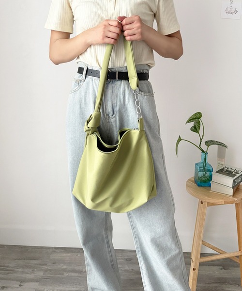 Dewlily(デューリリー)の「こう見えて収納力もしっかり!ワンショルダーソフトバッグ(ショルダーバッグ・レディース・グリーン/ブルー/アイボリー/ブラック・FREE)」の7枚目の写真