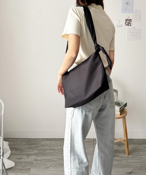 Dewlily(デューリリー)の「こう見えて収納力もしっかり!ワンショルダーソフトバッグ(ショルダーバッグ・レディース・グリーン/ブルー/アイボリー/ブラック・FREE)」の6枚目の写真