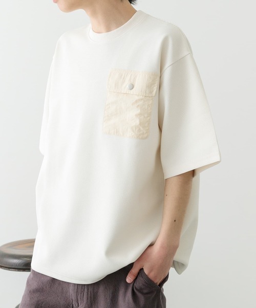 ITEMS URBANRESEARCH（アイテムズ アーバンリサーチ）の「フラップポケットワッフルクルーネックTops（Tシャツ/カットソー・メンズ・モカ/ブラック/ホワイト・LARGE/MEDIUM）」の5枚目の写真