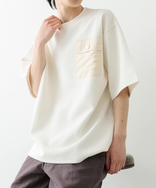 ITEMS URBANRESEARCH（アイテムズ アーバンリサーチ）の「フラップポケットワッフルクルーネックTops（Tシャツ/カットソー・メンズ・モカ/ブラック/ホワイト・LARGE/MEDIUM）」の8枚目の写真