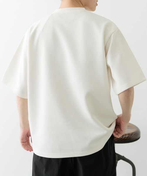 ITEMS URBANRESEARCH（アイテムズ アーバンリサーチ）の「フラップポケットワッフルクルーネックTops（Tシャツ/カットソー・メンズ・モカ/ブラック/ホワイト・LARGE/MEDIUM）」の12枚目の写真