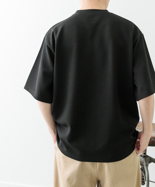 ITEMS URBANRESEARCH（アイテムズ アーバンリサーチ）の「フラップポケットワッフルクルーネックTops（Tシャツ/カットソー・メンズ・モカ/ブラック/ホワイト・LARGE/MEDIUM）」の18枚目の写真