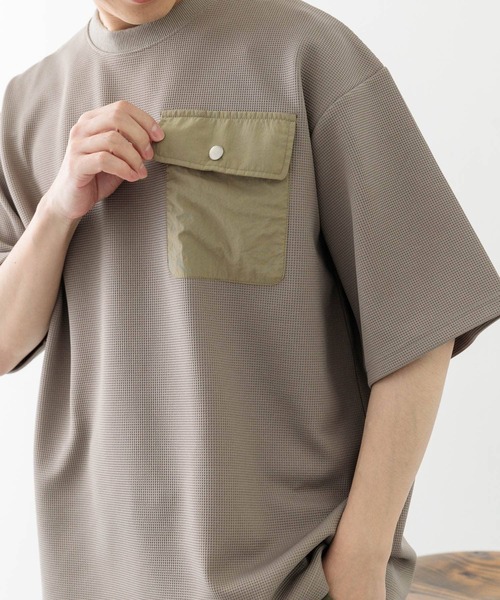ITEMS URBANRESEARCH（アイテムズ アーバンリサーチ）の「フラップポケットワッフルクルーネックTops（Tシャツ/カットソー・メンズ・モカ/ブラック/ホワイト・LARGE/MEDIUM）」の21枚目の写真