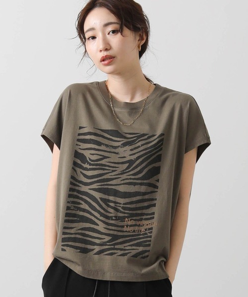 Gready Brilliant(グレディブリリアン)の「ゼブラプリントコクーンフレンチカットソー(Tシャツ/カットソー・レディース・グレイッシュベージュ/カーキ・FREE)」の2枚目の写真