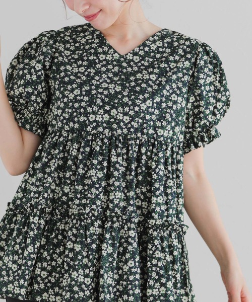 新品未使用タグ付きfitmore小花柄Vネックティアードトップス完売商品 セール】小花柄パフスリーブVネックティアードトップス（その他