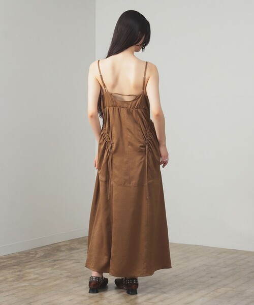 Ray BEAMS（レイビームス）の「サテン ドロスト キャミワンピース（ワンピース・レディース・ダークブラウン/ブラック・0/1）」の8枚目の写真