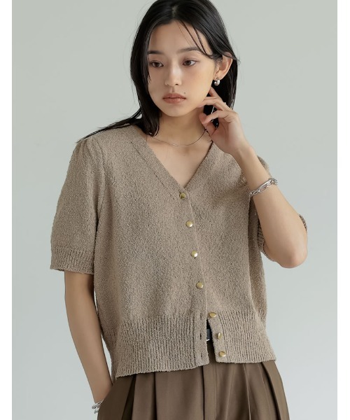 Re:EDIT（リエディ）の「[二の腕カバー]パフスリーブ金ボタンループヤーン半袖カーディガン（Tシャツ/カットソー・レディース・アイボリー/グレイッシュベージュ/ブラック/ブルー/レッド・MEDIUM/LARGE）」の4枚目の写真