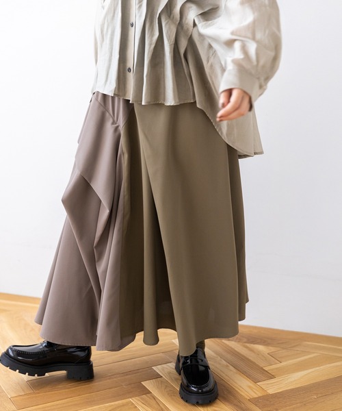 OSMOSIS（オズモーシス）の「バイカラー切替タックスカート（スカート・レディース・ネイビー/ブラック/グレイッシュベージュ・ONE SIZE）」の2枚目の写真