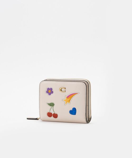 COACH(コーチ)の「エッセンシャル ビルフォールド ウォレット・ステッカー プリント(財布・レディース・ホワイト系その他・ONE)」の2枚目の写真