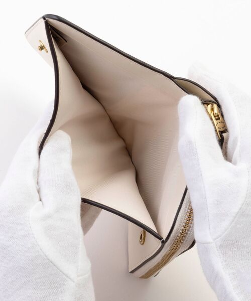 COACH(コーチ)の「エッセンシャル ビルフォールド ウォレット・ステッカー プリント(財布・レディース・ホワイト系その他・ONE)」の6枚目の写真