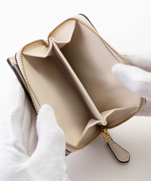 COACH(コーチ)の「エッセンシャル ビルフォールド ウォレット・ステッカー プリント(財布・レディース・ホワイト系その他・ONE)」の7枚目の写真