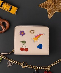 COACH（コーチ）の「エッセンシャル ビルフォールド ウォレット・ステッカー プリント（財布）」