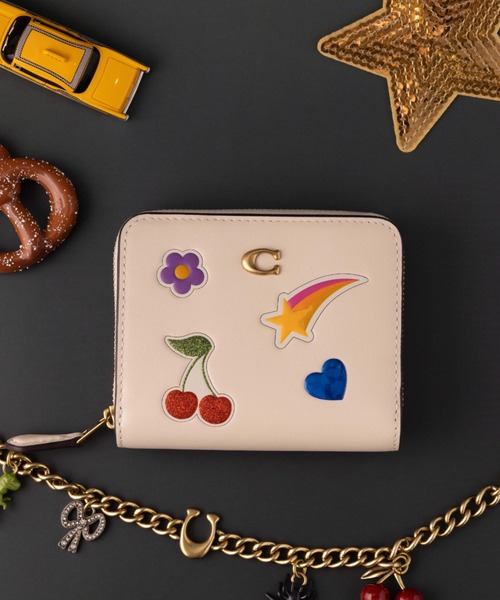 COACH(コーチ)の「エッセンシャル ビルフォールド ウォレット・ステッカー プリント(財布・レディース・ホワイト系その他・ONE)」の1枚目の写真