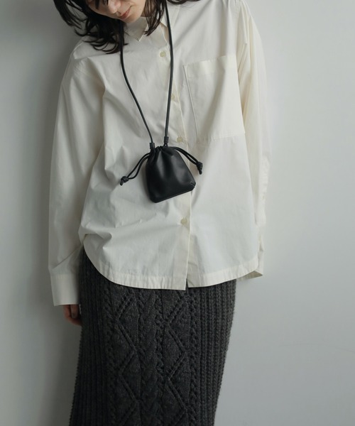 アンヌークanuke★Vneck Compact Shirts、ブラック anuke（アンヌーク）の「Vneck Compact Shirts（シャツ/ブラウス