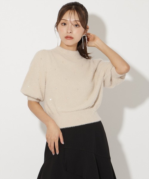 AND COUTURE(アンドクチュール)の「ラメフェザー5分袖ビジュー付きプルオーバー(ニット/セーター・レディース・ライトグレー/ブラック/オフホワイト/ベージュ・FREE)」の4枚目の写真