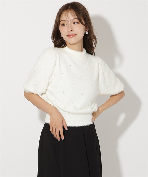 AND COUTURE(アンドクチュール)の「ラメフェザー5分袖ビジュー付きプルオーバー(ニット/セーター・レディース・ライトグレー/ブラック/オフホワイト/ベージュ・FREE)」の2枚目の写真