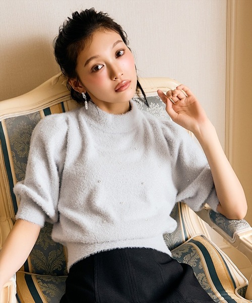 AND COUTURE(アンドクチュール)の「ラメフェザー5分袖ビジュー付きプルオーバー(ニット/セーター・レディース・ライトグレー/ブラック/オフホワイト/ベージュ・FREE)」の1枚目の写真