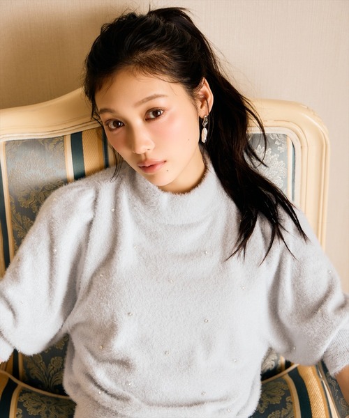AND COUTURE(アンドクチュール)の「ラメフェザー5分袖ビジュー付きプルオーバー(ニット/セーター・レディース・ライトグレー/ブラック/オフホワイト/ベージュ・FREE)」の18枚目の写真