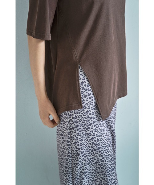 marjour(マージュール)の「RELAX SIDE SLIT TEE(Tシャツ/カットソー・レディース・ブラウン・M)」の14枚目の写真