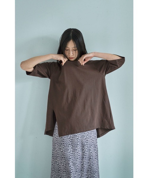 marjour(マージュール)の「RELAX SIDE SLIT TEE(Tシャツ/カットソー・レディース・ブラウン・M)」の11枚目の写真