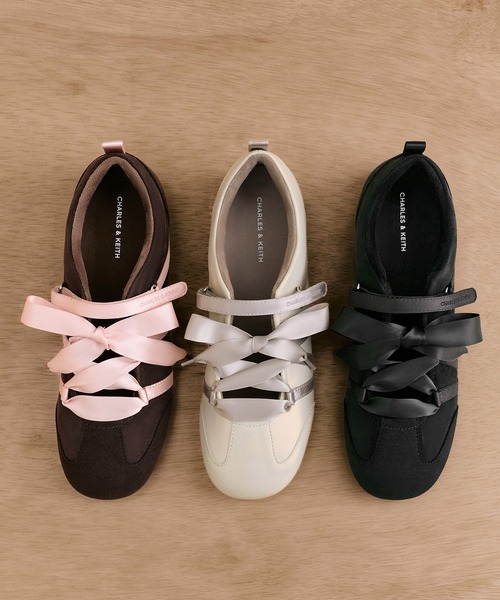 CHARLES & KEITH（チャールズ & キース）の「Silko シルコウ サテンレースバレエスニーカー（スニーカー・レディース・オフホワイト/ブラウン系その他7/ブラック系その他2・23cm/25.5cm/22.5cm/25cm/24.5cm/23.5cm）」の5枚目の写真