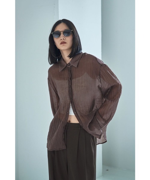 marjour（マージュール）の「WRINKLE SHEER SHIRTS（シャツ/ブラウス・レディース・ブラウン/オフホワイト・M）」の2枚目の写真
