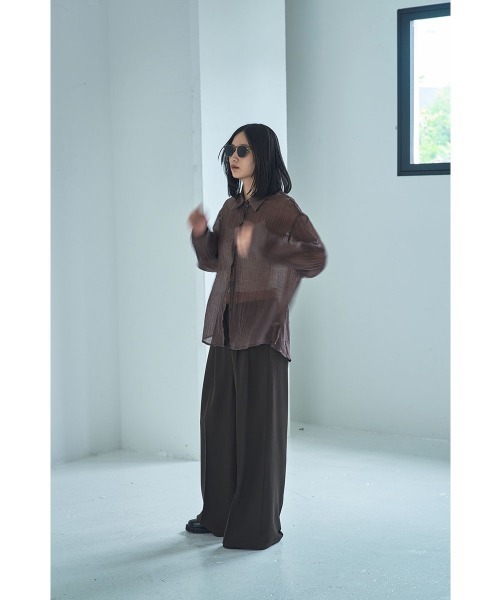 marjour（マージュール）の「WRINKLE SHEER SHIRTS（シャツ/ブラウス・レディース・ブラウン/オフホワイト・M）」の21枚目の写真