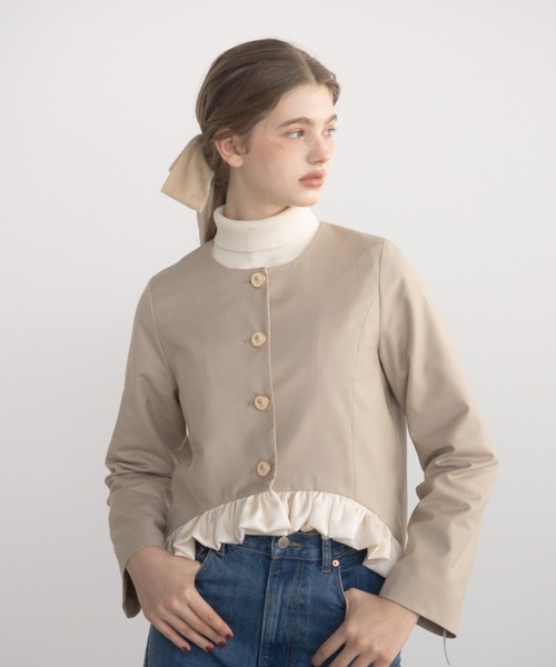 idem（イデム）の「blooming frill jacket / フリルデザインジャケット【セットアップ着用可能】（ノーカラージャケット・レディース・ベージュ/ブラック・FREE）」の2枚目の写真